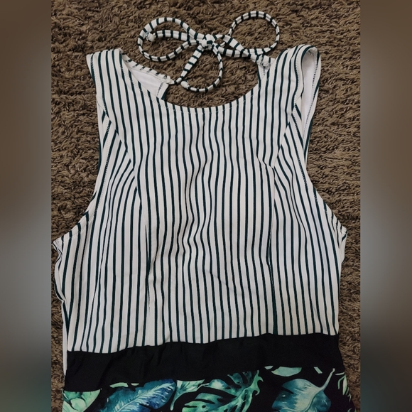 cupshe size medium one peice floral striped bathing suit - Picture 4 of 6